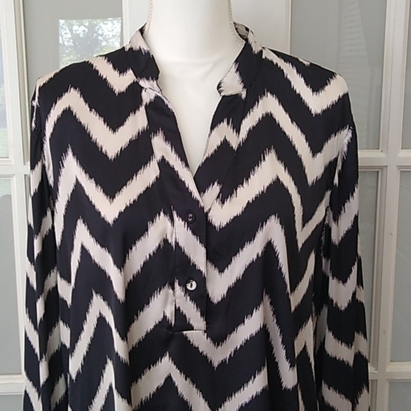 Chico's Black and White Chevron Split Neck Popover - Vanity Size 2/US L - Picture 6 of 16